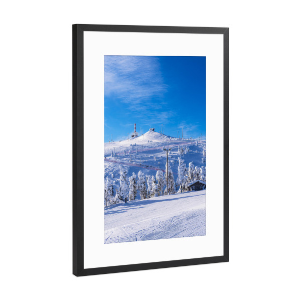 Poster mit Rahmen Schwarz (Metallic) "Wolken, Berg, Bäume, Schnee" artboxONE - Natur,Reise,Reise / Länder