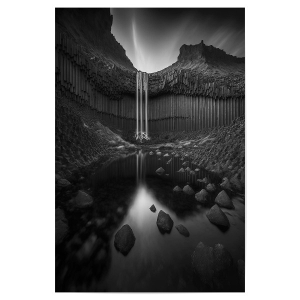 Poster 30x20 cm "Svartifoos" artboxONE - Natur,Schwarzweiß - Waterfall,Wasserfall,Schwarz,Weiß,Landscape,Nature,Landscaften,Ai,Art,Water