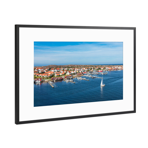 Poster mit Rahmen Schwarz (Metallic) "Smögen, Segelboot, Meer" artboxONE - Natur,Reise,Architektur,Reise / Strand und Meer,Reise / Länder