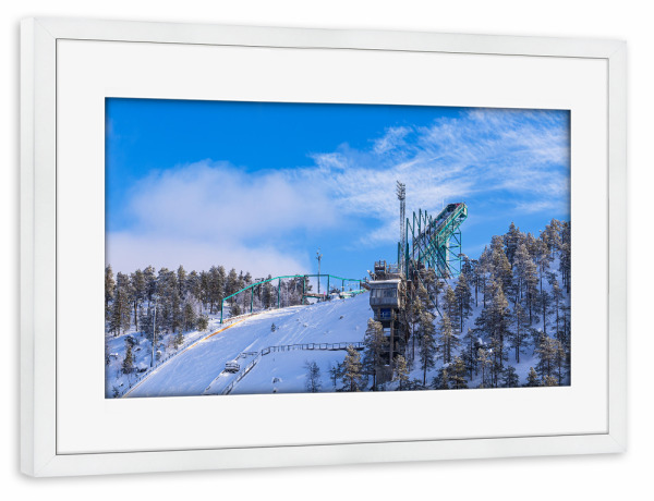 Poster mit Rahmen weiß "Skisprungschanze in Ruka" artboxONE - Natur,Reise,Architektur,Reise / Länder
