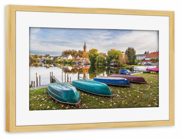 Poster mit Rahmen kiefer "Kirche, See, Boote" artboxONE - Natur,Reise,Architektur