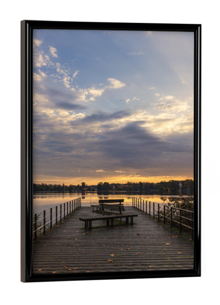 Poster mit schwarzem Rahmen "Sonnenaufgang, Steg, See" artboxONE - Natur,Reise,Architektur