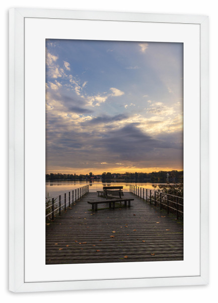 Poster mit Rahmen weiß "Sonnenaufgang, Steg, See" artboxONE - Natur,Reise,Architektur