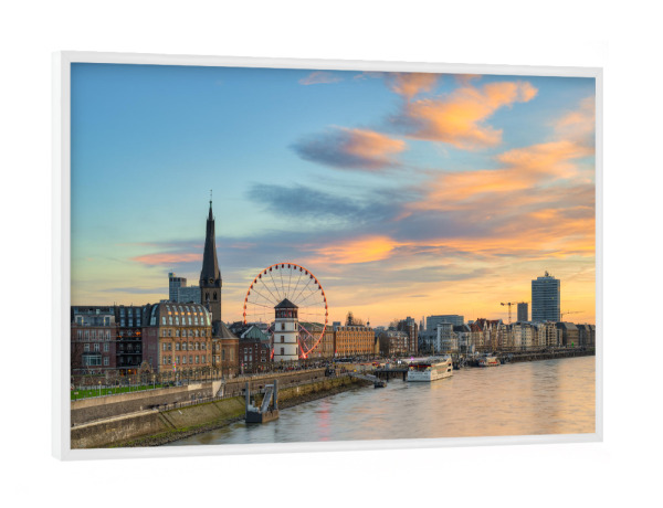 Poster mit weißem Rahmen "Düsseldorf Altstadt mit Riesenrad" artboxONE - Reise,Städte / Düsseldorf
