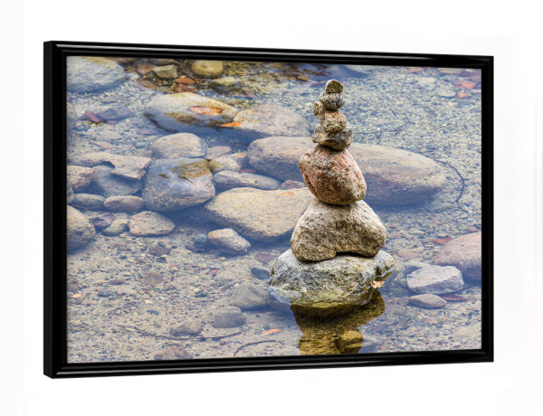 Poster mit schwarzem Rahmen "Steine gestapelt im See" artboxONE - Natur,Reise