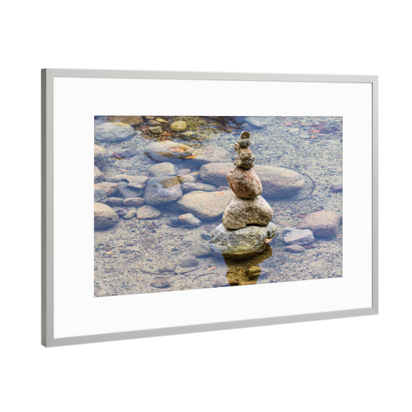 Poster mit Rahmen Silber "Steine gestapelt im See" artboxONE - Natur,Reise