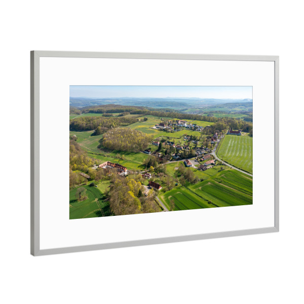 Poster mit Rahmen Silber "Das Dorf Altefeld in Nordhessen" artboxONE - Natur,Architektur