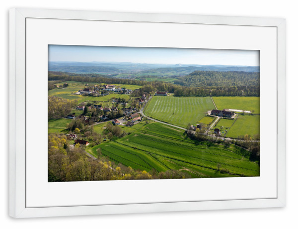 Poster mit Rahmen weiß "Das Altefeld" artboxONE - Natur - Altefeld,Herleshausen,Hessen,Ringgau,Nordhessen,Landschaft,Natur,Weide,Wiese,Felder