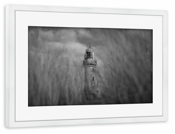Poster mit Rahmen weiß "Warnemünde Leuchtturm - monochrom" artboxONE - Schwarzweiß,Architektur,Reise / Strand und Meer