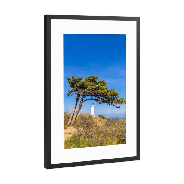 Poster mit Rahmen Schwarz (Metallic) "Windflüchter mit Leuchtturm" artboxONE - Natur,Reise,Architektur