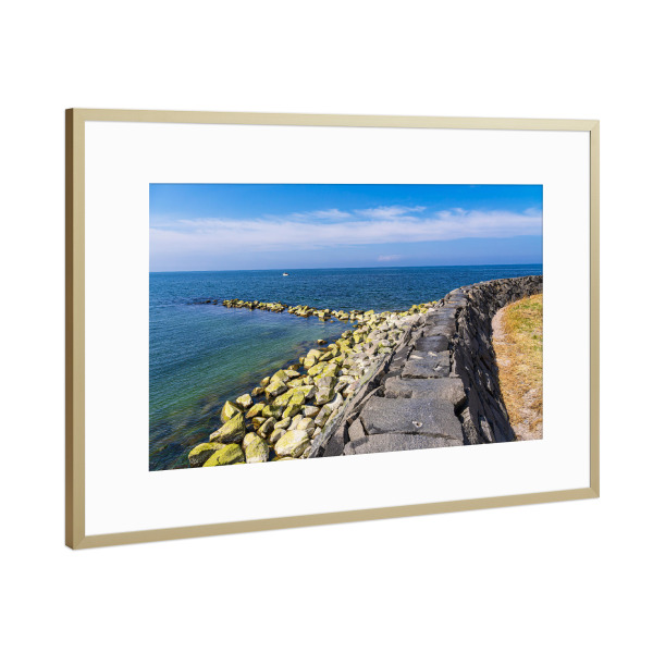 Poster mit Rahmen Gold "Steinwall an der Ostsee" artboxONE - Natur,Reise,Architektur,Reise / Strand und Meer