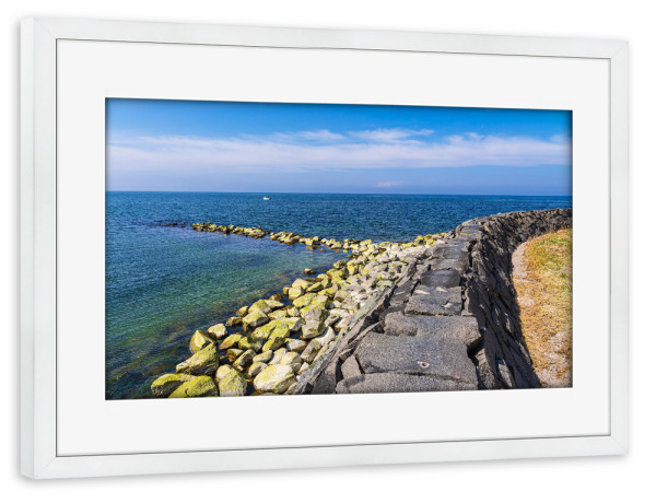 Poster mit Rahmen weiß "Steinwall an der Ostsee" artboxONE - Natur,Reise,Architektur,Reise / Strand und Meer