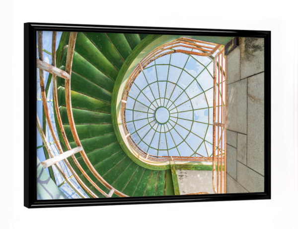 Poster mit schwarzem Rahmen "Alte grün Wendeltreppe" artboxONE - Abstrakt,Architektur,Geometrie