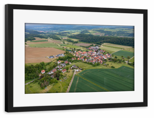 Poster mit Rahmen schwarz "Dorf Rittmannshausen in Nordhessen" artboxONE - Natur,Architektur