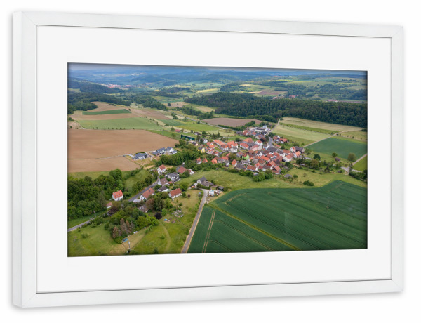 Poster mit Rahmen weiß "Dorf Rittmannshausen in Nordhessen" artboxONE - Natur,Architektur