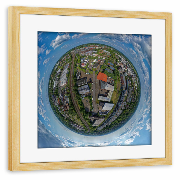 Poster mit Rahmen kiefer "HH-Bergedorf- Zw. den Gleisen; 70m" artboxONE - Städte,Städte / Hamburg,Reise,Architektur,Reise / Länder