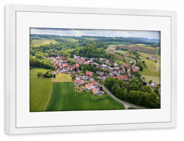 Poster mit Rahmen weiß "Das Dorf Lüderbach in Nordhessen" artboxONE - Natur,Architektur