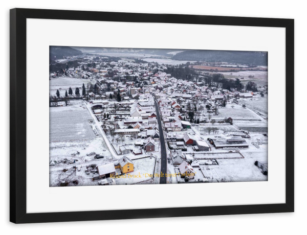 Poster mit Rahmen schwarz "Herleshausen im Winter" artboxONE - Architektur