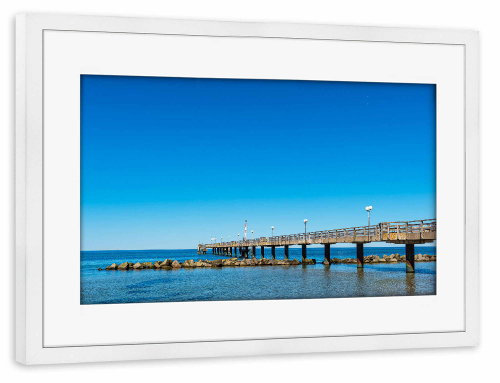 Poster mit Rahmen weiß "Steine, Seebrücke, Ostsee" artboxONE - Natur,Reise,Architektur,Reise / Strand und Meer