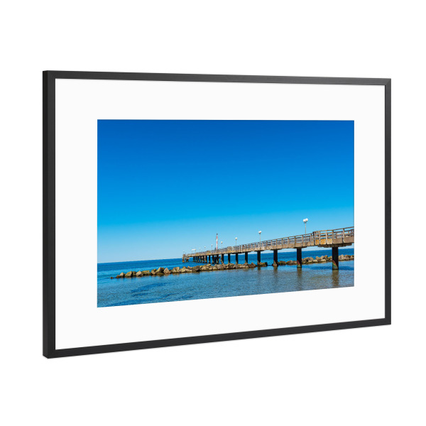 Poster mit Rahmen Schwarz (Metallic) "Steine, Seebrücke, Ostsee" artboxONE - Natur,Reise,Architektur,Reise / Strand und Meer