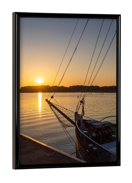 Poster mit schwarzem Rahmen "Boot, Fluss, Sonnenuntergang" artboxONE - Natur,Reise