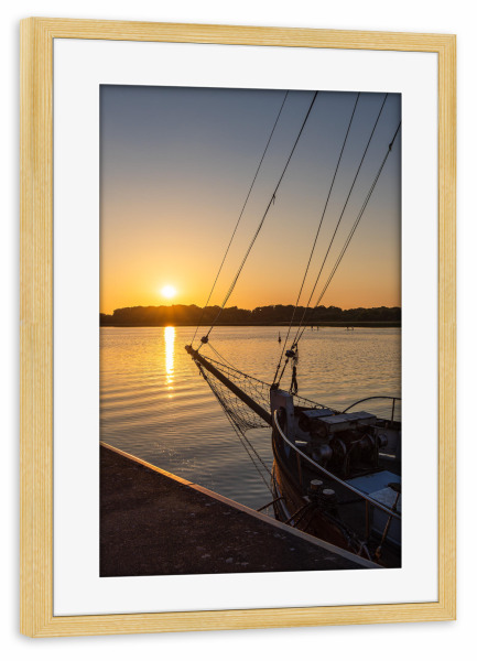 Poster mit Rahmen kiefer "Boot, Fluss, Sonnenuntergang" artboxONE - Natur,Reise