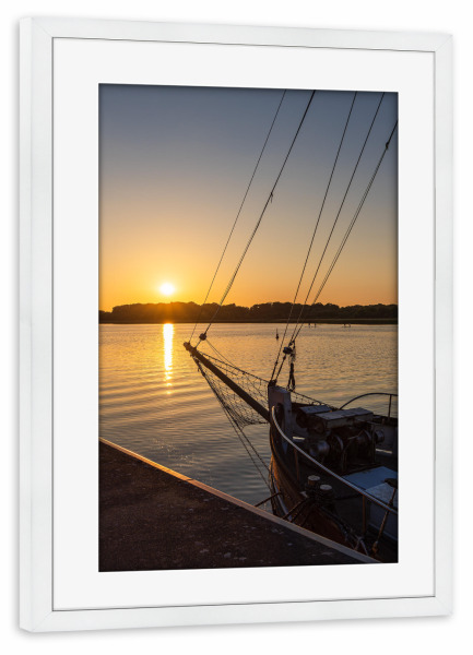 Poster mit Rahmen weiß "Boot, Fluss, Sonnenuntergang" artboxONE - Natur,Reise