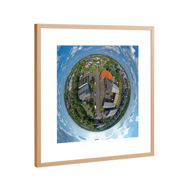 Poster mit Rahmen Kupfer "HH-Bergedorf- Zw. den Gleisen; 35m" artboxONE - Architektur