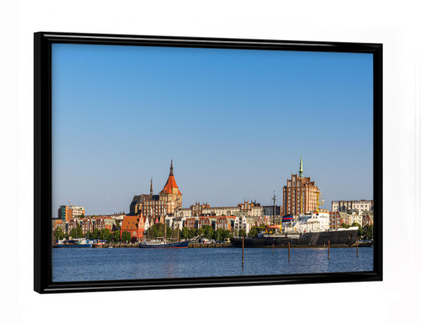 Poster mit schwarzem Rahmen "Schiff, Fluss, Häuser, Kirche" artboxONE - Städte,Natur,Reise,Architektur