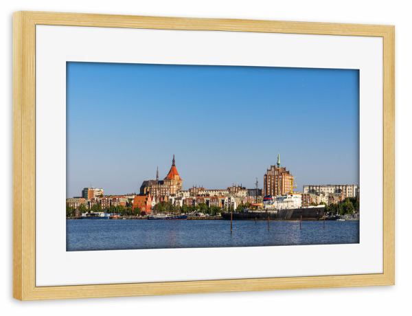 Poster mit Rahmen kiefer "Schiff, Fluss, Häuser, Kirche" artboxONE - Städte,Natur,Reise,Architektur