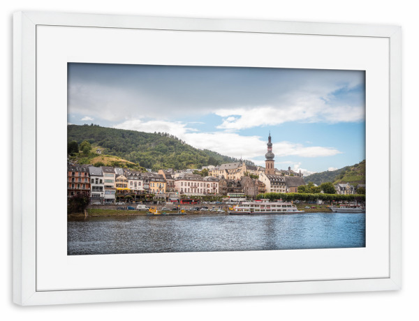 Poster mit Rahmen weiß "Cochem im Moseltal" artboxONE - Städte,Architektur