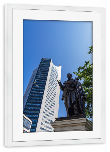 Poster mit Rahmen weiß "Statue und Hochhaus" artboxONE - Städte,Reise,Architektur