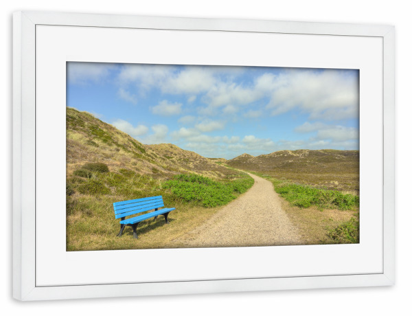 Poster mit Rahmen weiß "Sylt blaue Bank in den Dünen" artboxONE - Natur,Reise,Reise / Strand und Meer
