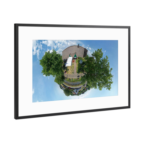 Poster mit Rahmen Schwarz (Metallic) "Landgasthof Wewelsfleth - Eingang" artboxONE - Städte,Reise,Sport / Motorsport,Architektur,Reise / Länder