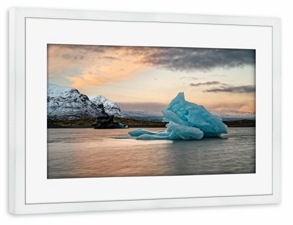 Poster mit Rahmen weiß "Blauer Eisberg im Abendlicht" artboxONE - Natur,Reise / Strand und Meer,Reise / Länder