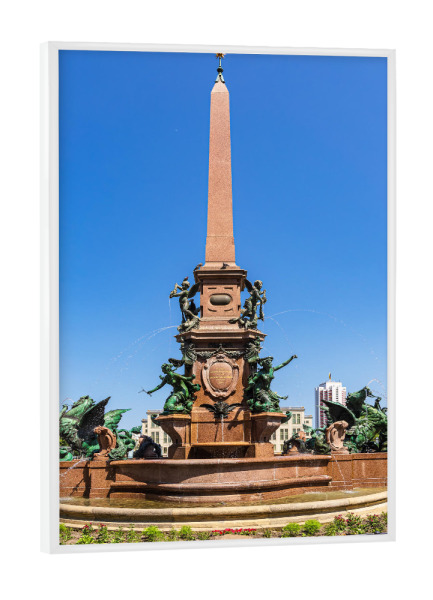 Poster mit weißem Rahmen "Mendebrunnen und Himmel" artboxONE - Städte,Reise,Architektur