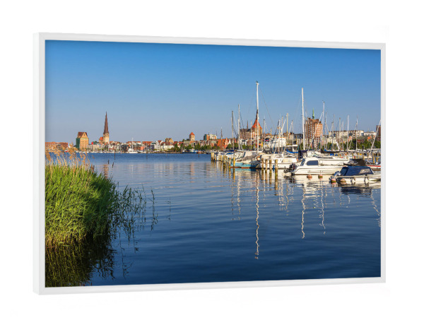 Poster mit weißem Rahmen "Schilf, Fluss, Marina, Stadt" artboxONE - Natur,Reise,Architektur