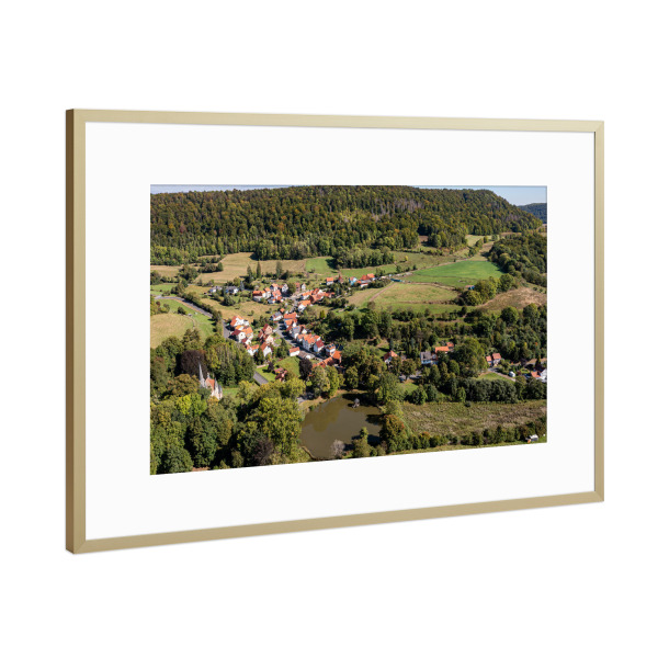 Poster mit Rahmen Gold "Das Dorf Holzhausen" artboxONE - Natur,Architektur