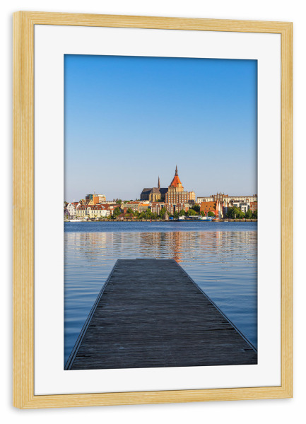 Poster mit Rahmen kiefer "Steg, Fluss, Kirche, Stadt" artboxONE - Städte,Natur,Reise,Architektur