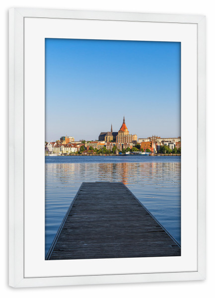 Poster mit Rahmen weiß "Steg, Fluss, Kirche, Stadt" artboxONE - Städte,Natur,Reise,Architektur