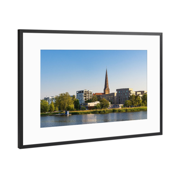 Poster mit Rahmen Schwarz (Metallic) "Warnow, Bäume, Häuser, Kirche" artboxONE - Städte,Reise,Architektur