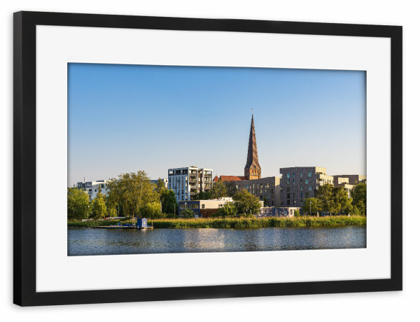 Poster mit Rahmen schwarz "Warnow, Bäume, Häuser, Kirche" artboxONE - Städte,Reise,Architektur