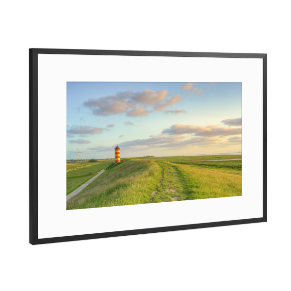 Poster mit Rahmen Schwarz (Metallic) "Deich beim Pilsumer Leuchtturm" artboxONE - Natur,Reise,Reise / Strand und Meer