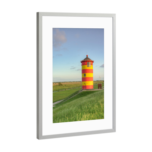 Poster mit Rahmen Silber "Pilsumer Leuchtturm Ostfriesland" artboxONE - Reise,Architektur,Reise / Strand und Meer