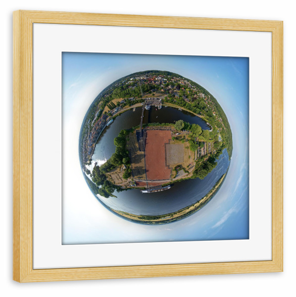 Poster mit Rahmen kiefer "Geesthacht Menzer-Werft-Platz, 70m" artboxONE - Städte,Natur,Reise,Architektur,Städte / Weitere