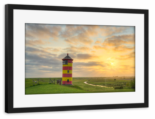 Poster mit Rahmen schwarz "Pilsumer Leuchtturm Sonnenaufgang" artboxONE - Reise,Architektur,Reise / Strand und Meer