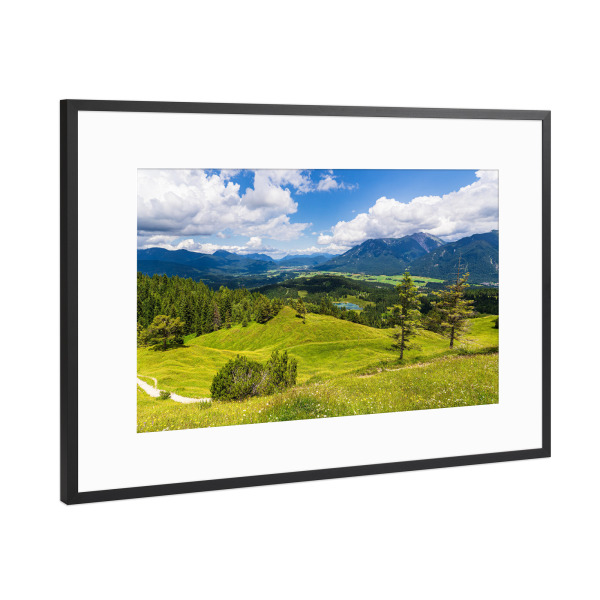 Poster mit Rahmen Schwarz (Metallic) "Wolken, Wiese, Gebirge, Bäume" artboxONE - Natur,Reise