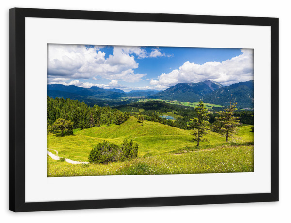 Poster mit Rahmen schwarz "Wolken, Wiese, Gebirge, Bäume" artboxONE - Natur,Reise