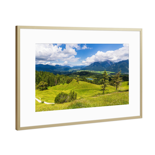 Poster mit Rahmen Gold "Wolken, Wiese, Gebirge, Bäume" artboxONE - Natur,Reise