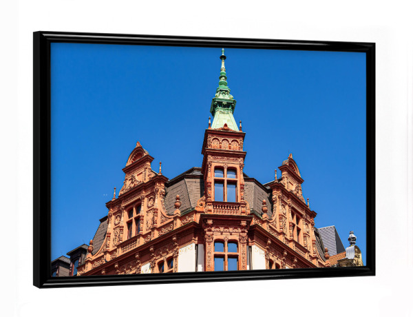 Poster mit schwarzem Rahmen "Giebel, Fenster, Himmel" artboxONE - Städte,Reise,Architektur